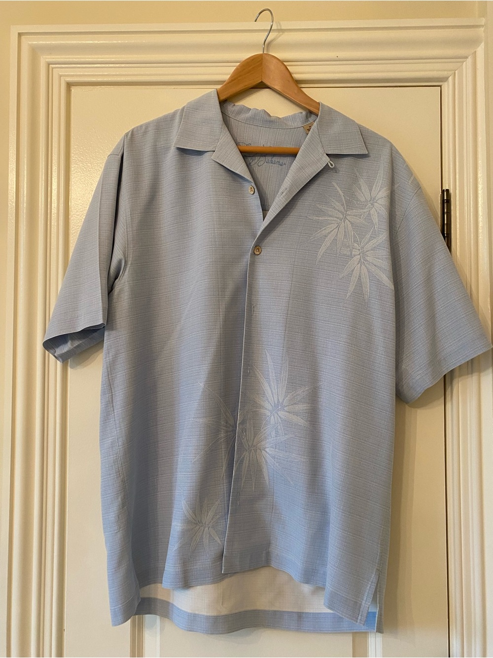 Tommy Bahama men’s medium Light Blue Short-Sleeve Camp Collar Shirt